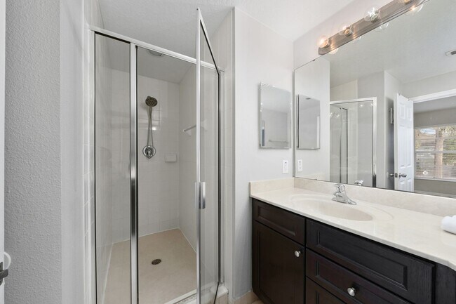 Building Photo - Beautifully Remodeled 3 Bedroom in Regent Park