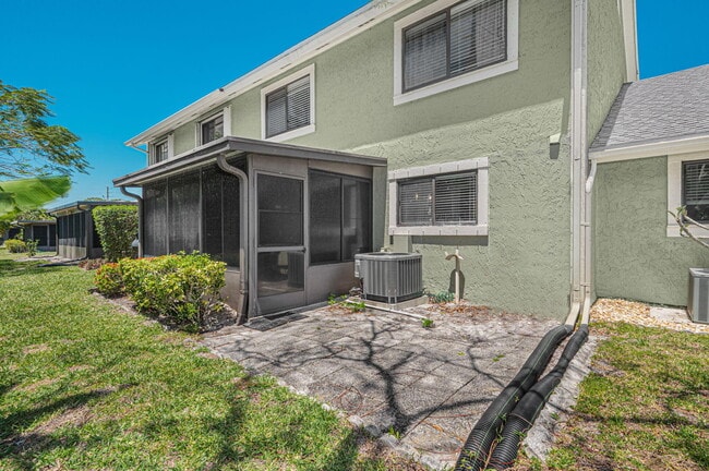 Building Photo - 1550 SE Dewberry Ct