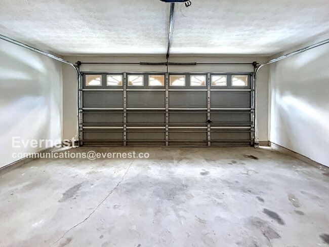 Building Photo - 1424 Snow Hill Dr