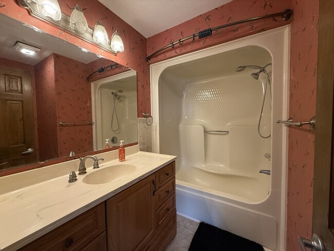 Building Photo - 4016 Fairway Lakes Dr