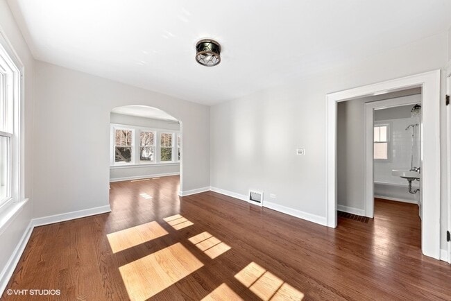 Building Photo - 133 S Vail Ave