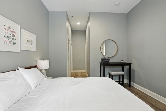 Building Photo - North Thomas 472-492