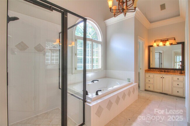 Building Photo - 1222 Weddington Hills Dr
