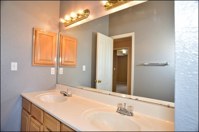 Building Photo - 2041 Shadow Ridge Dr