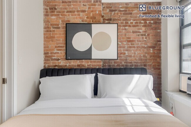 Building Photo - 515 W 47th St