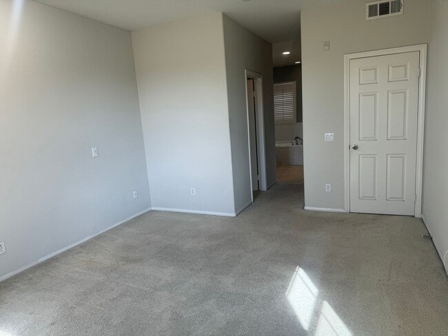 Building Photo - ONE MONTH FREE RENT! Beautiful 4 bedroom, ...