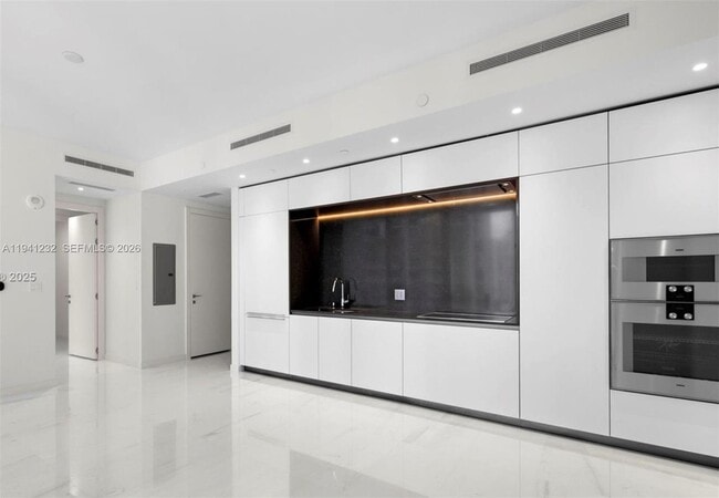 Building Photo - 300 Biscayne Blvd Way