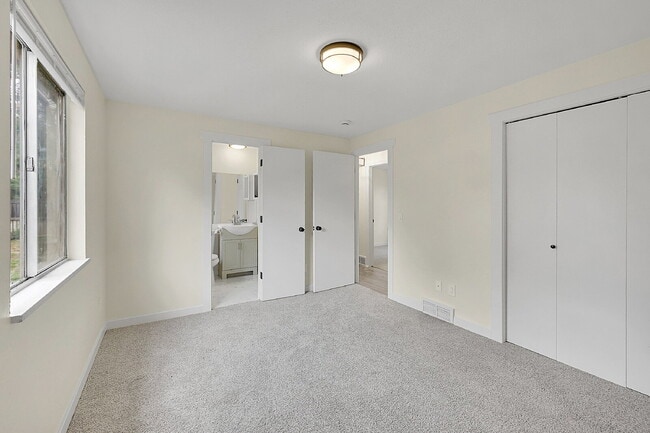 Building Photo - $2,195.00, 3-bed, 1-bath, located in Thorn...