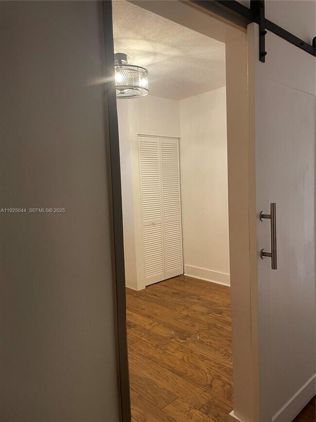 Building Photo - 705 E 9th Ct