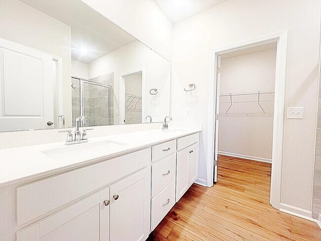 Building Photo - 5 Vine House Dr