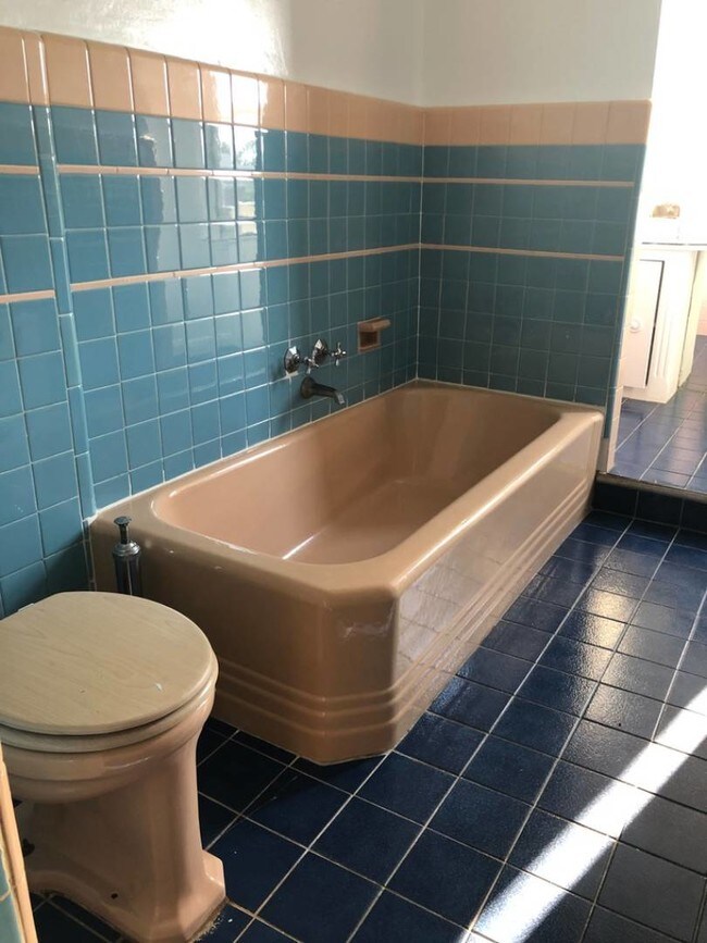 Building Photo - 166 Langham St