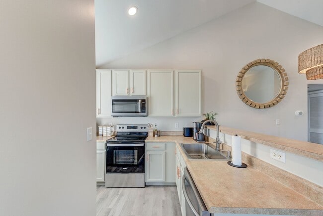 Building Photo - Tastefully updated 2-bedroom, 2-bath condo