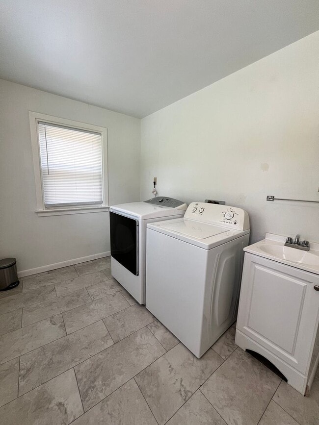 Building Photo - 3 Bedroom, 1 Bath Rancher Available for Rent!