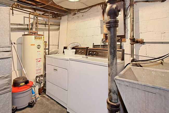 Building Photo - Blocks to Crystal City Metro and just minutes to Washington, D.C. via the 14th Street Bridge