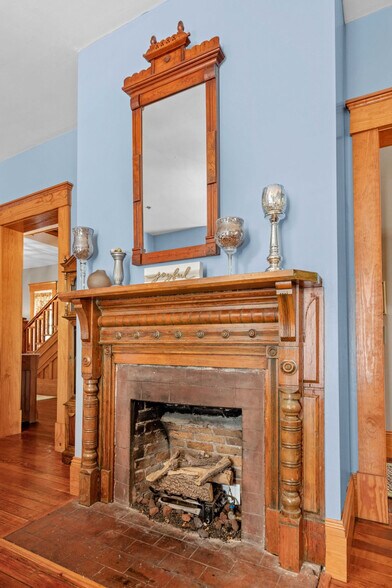 Building Photo - 221 SE 7th St