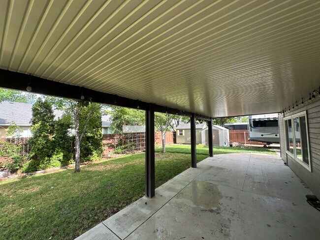 Building Photo - "Spacious 4-Bedroom Gem with 2.5 Bathrooms...