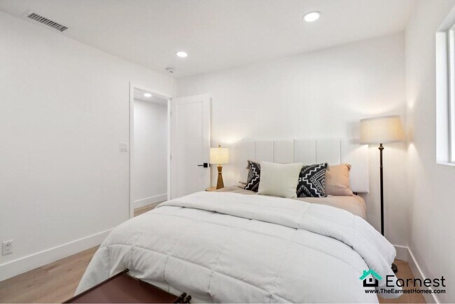 Building Photo - 4 + 3 Elegant Sherman Oaks Retreat with Po...