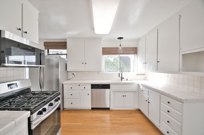 Building Photo - 4 Bedroom Home on Cul de Sac in Hermosa Beach ** Coming soon 4/21/2026**