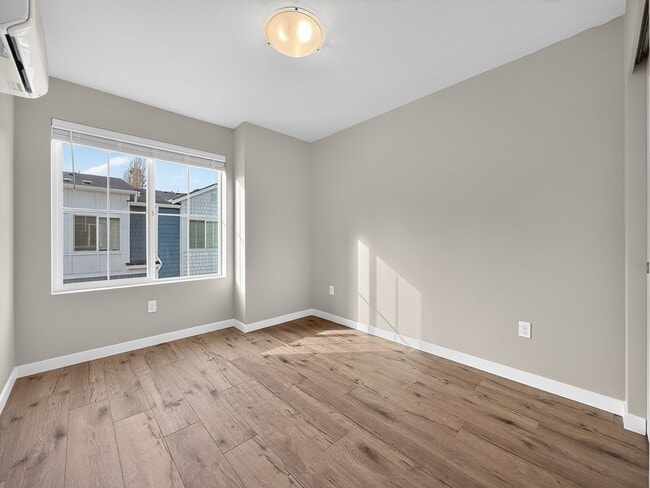 Building Photo - 1322 194th St SE