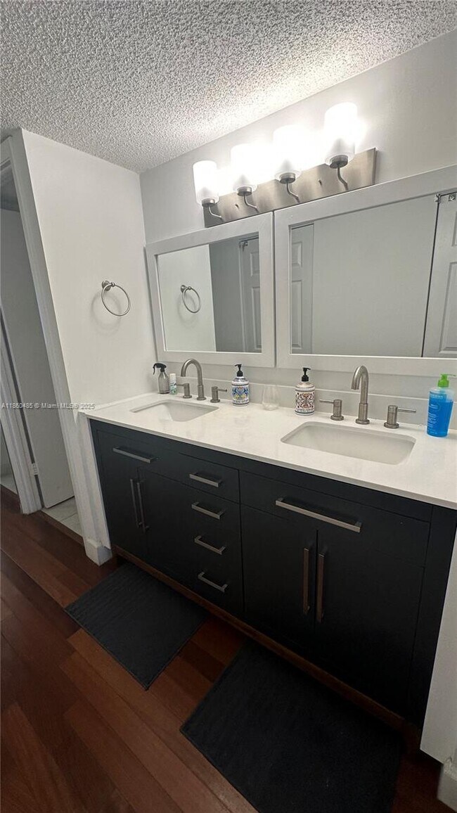 Building Photo - 1450 Brickell Bay Dr