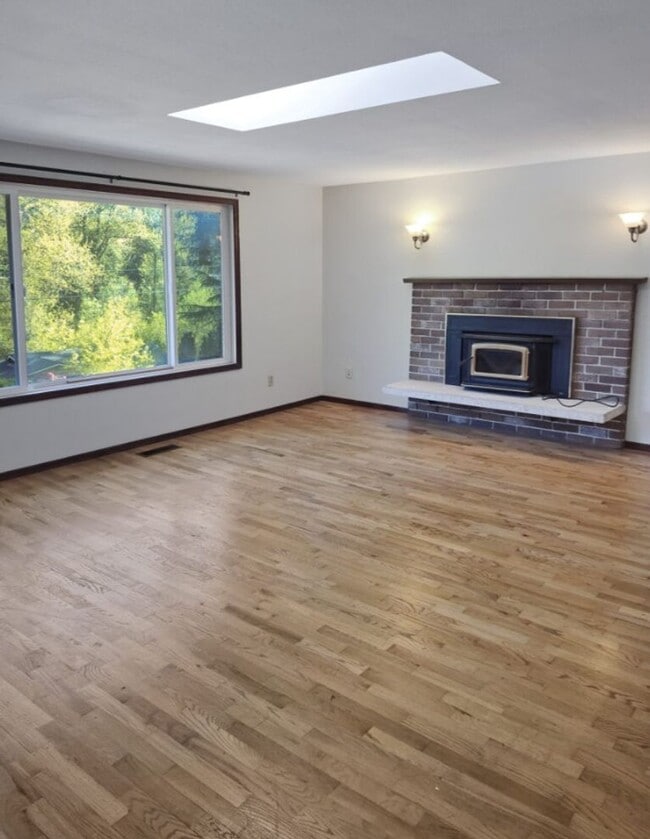 Building Photo - Split-Level Stunner with Skylight, Hardwoods & Room to Grow
