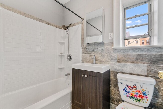 Building Photo - 122 Mallory Ave