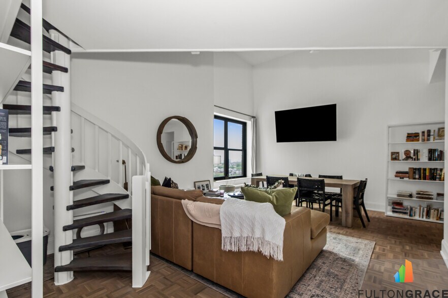 Primary Photo - 2100 N Lincoln Park W
