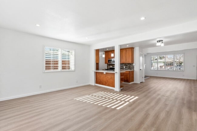 Building Photo - Move-In Ready Gem with Convenient Location