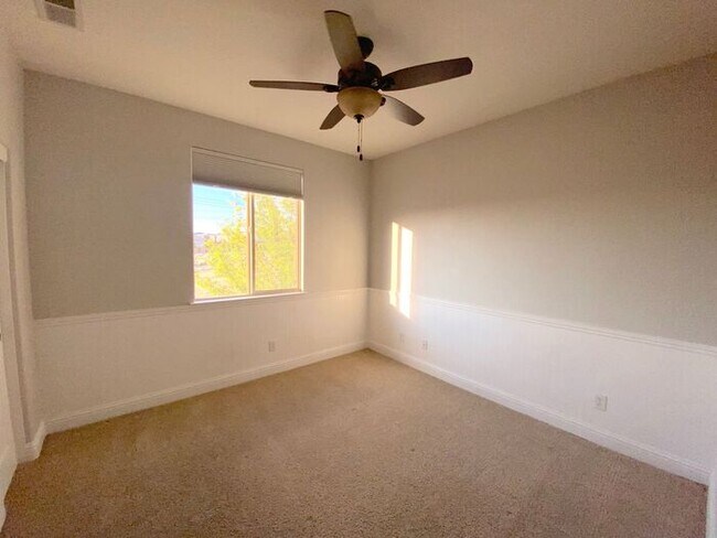 Building Photo - Top of the Hill - Gorgeous 5 Bedroom 3 Bat...