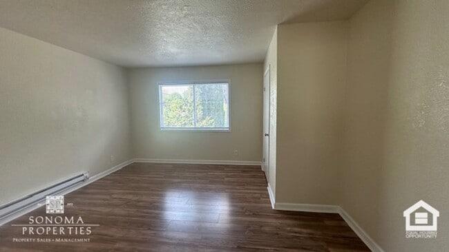 Building Photo - Charming 2BD/1.5BA Duplex