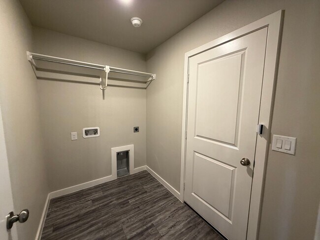 Building Photo - Pre leasing for July: 3/2 located in Upland Crossing!