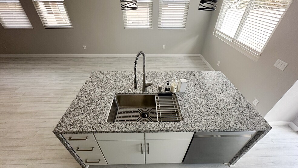 Building Photo - 608 Silver Berry Pl