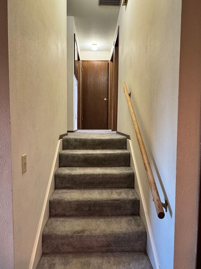 Building Photo - West Valley 4br 2.5 ba DBL attached garage, POOL