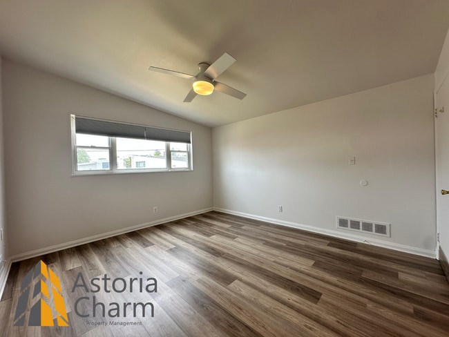 Building Photo - Spacious 4 Bedroom + Den Home with Private...