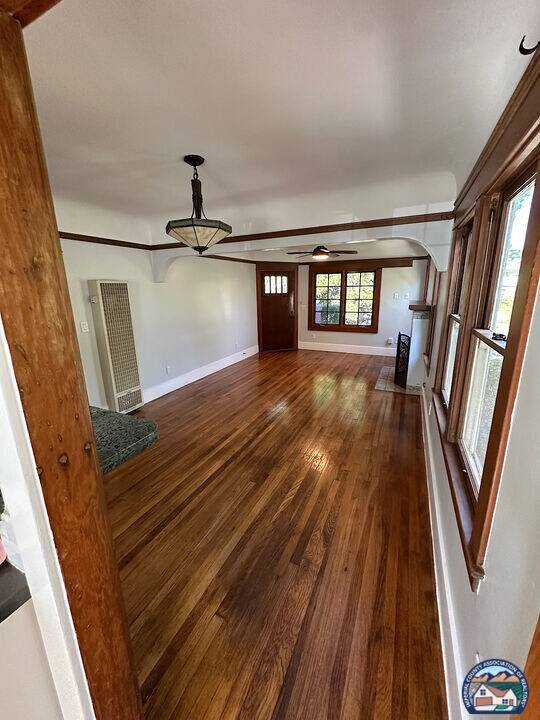 Building Photo - 1075 Hayes Ave