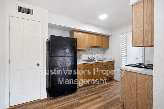 Building Photo - 2217 Mission Hill Dr