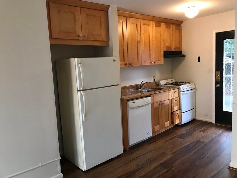 Building Photo - 860 Monroe Dr NE