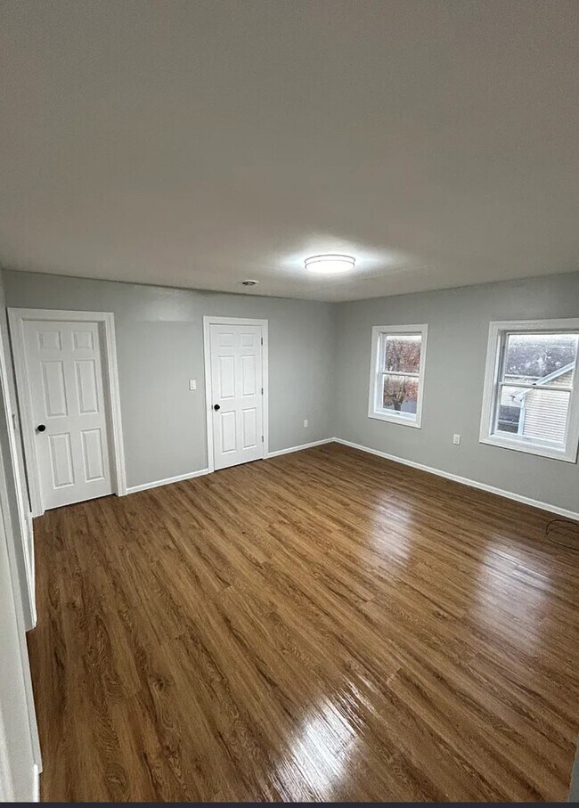 Building Photo - 27 Evans St