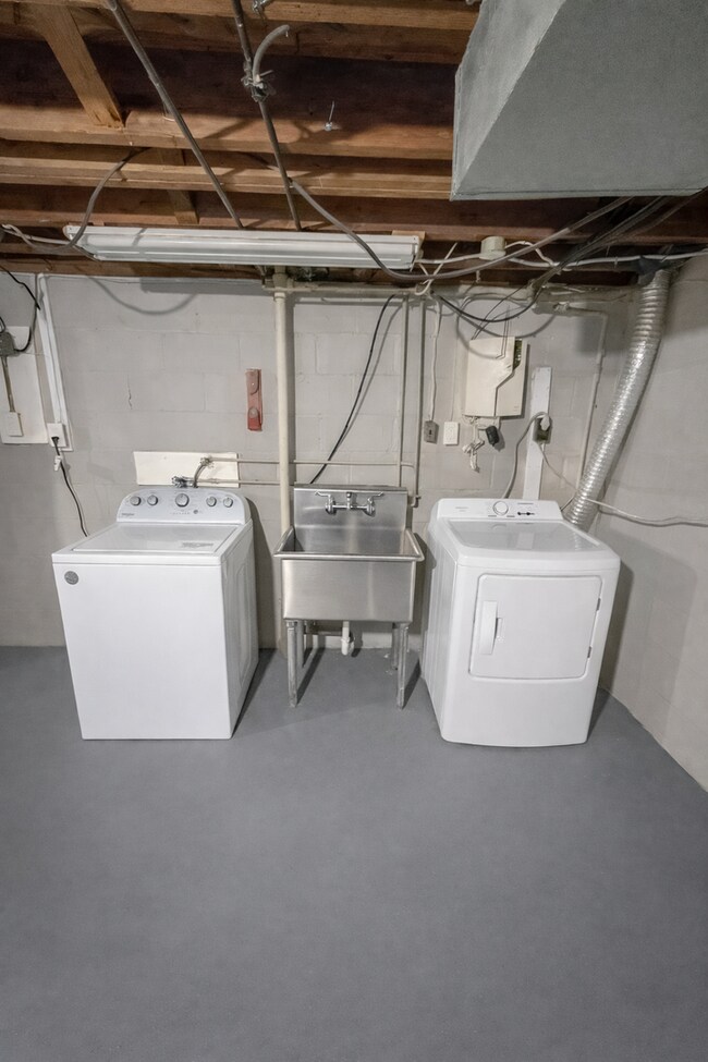 Building Photo - Home with Modern Kitchen, Finished Basement & Backyard Deck