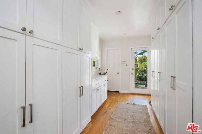 Building Photo - 4734 Los Feliz Blvd