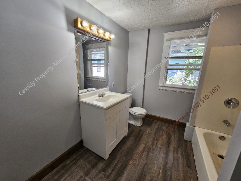 Building Photo - 136 Hollinger Ave