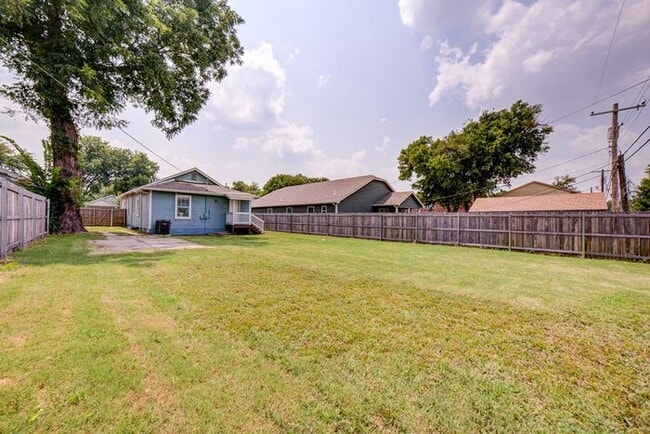 Building Photo - Clean, Crisp, Open Concept 3/2 Near TU
