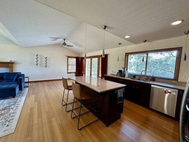 Building Photo - Stunning Running Y Ridge Home with Lake Views – Furnished or Unfurnished!