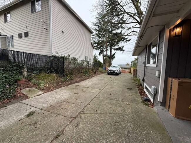 Building Photo - Stunning 4 Bed 3 Bathroom Home!