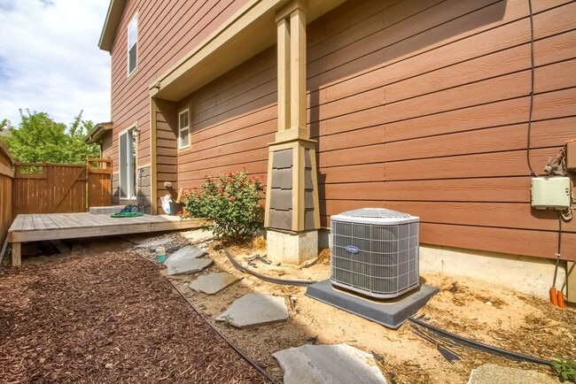 Building Photo - Beautiful 3 bedroom townhome in Central Park (Stapleton) Neighborhood