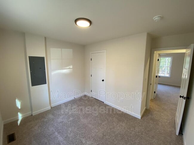 Building Photo - 170 Forest Grove Rd