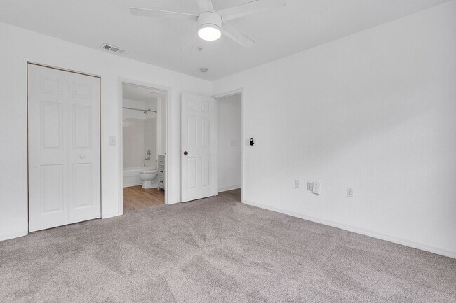 Building Photo - Stunning Designer Condo Remodeled to Perfe...