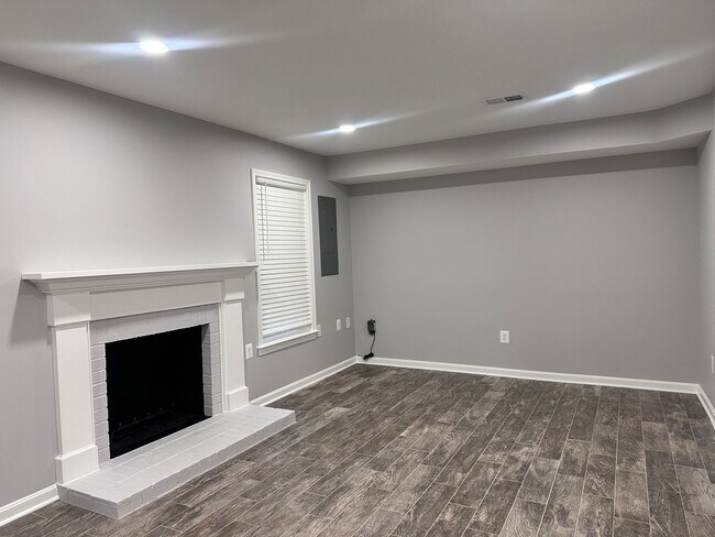 Building Photo - Renovated Kingstowne Townhouse | 3 Beds, 2...