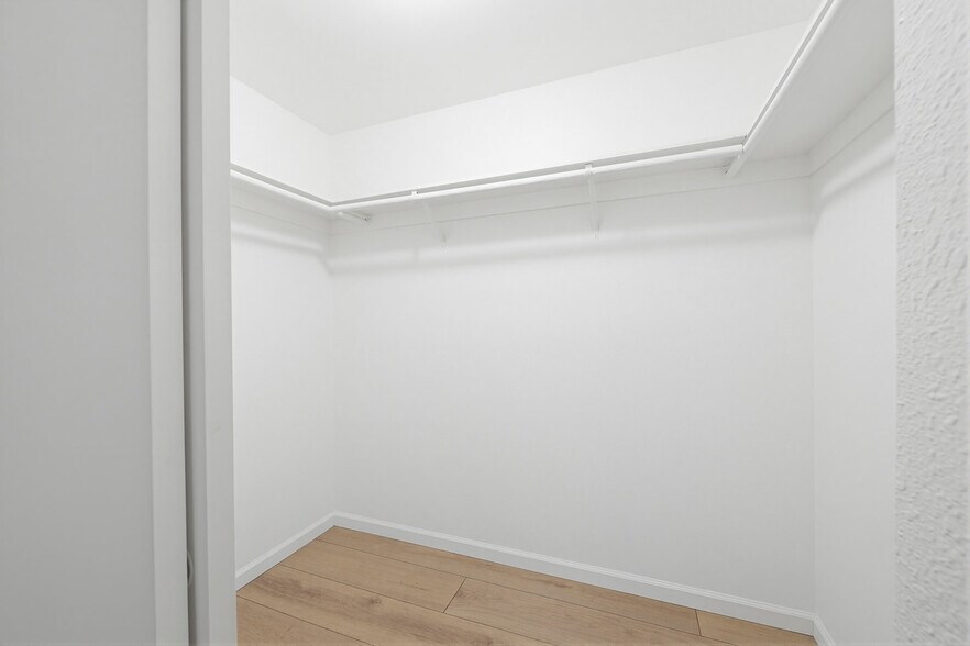 Building Photo - 4810 S La Brea Ave