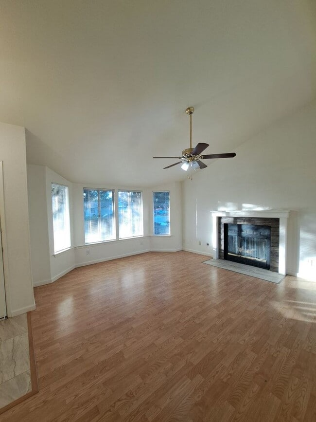 Building Photo - Charming Fresno Home with Beautiful Curb Appeal!